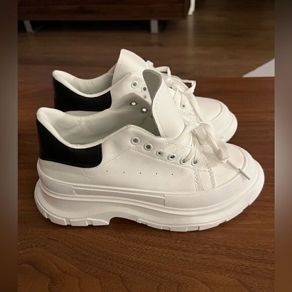 Princess Polly white chunky sole sneakers in white - Picture 2 of 7